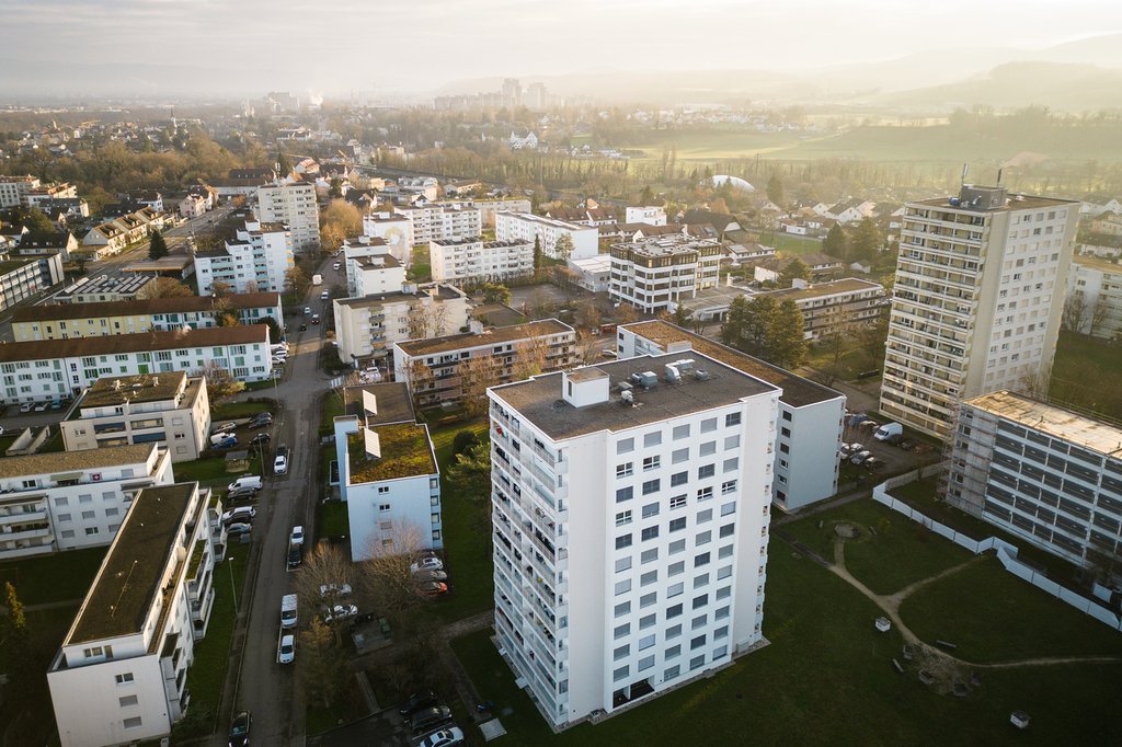 Wo liegen die geeigneten Ladestandorte? Das Elektromobilitätskonzept führt in einer Shortlist geeignete Orte für öffentliche Ladestationen auf. (Foto: Keystone / Stefan Bohrer)