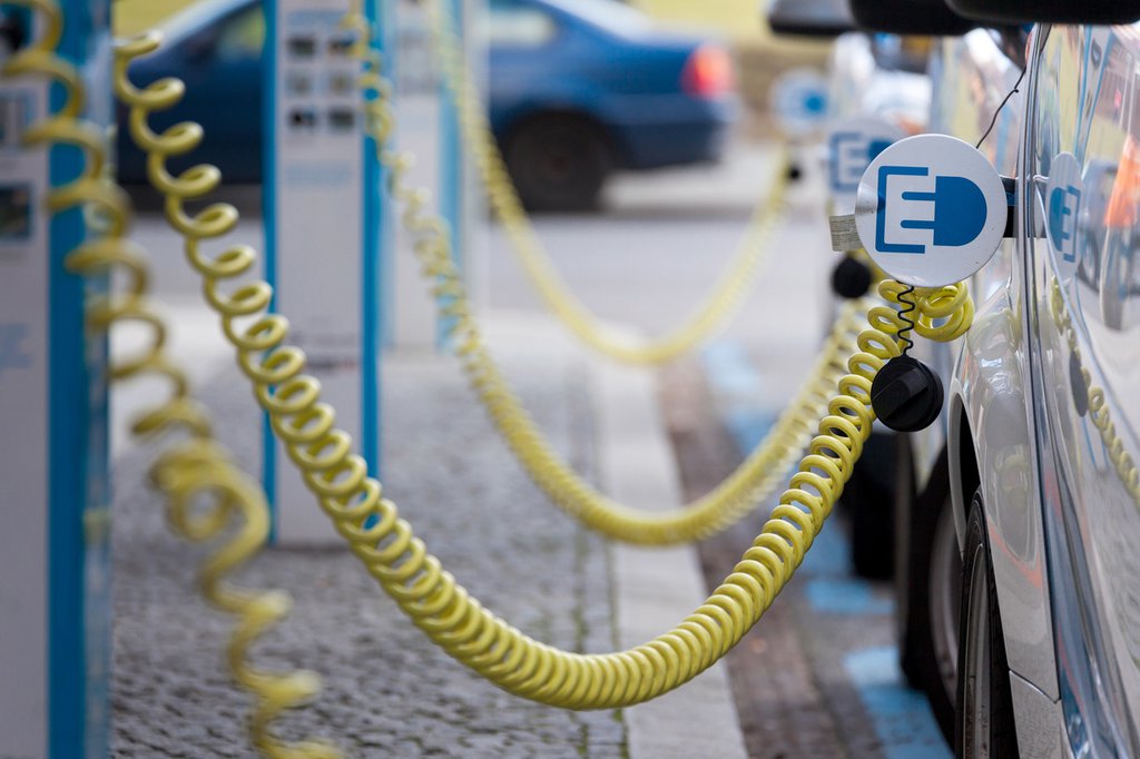 Approximately one-third of the charging stations for electric vehicles will be publicly accessible in 2030. (Photo: Keystone-SDA)