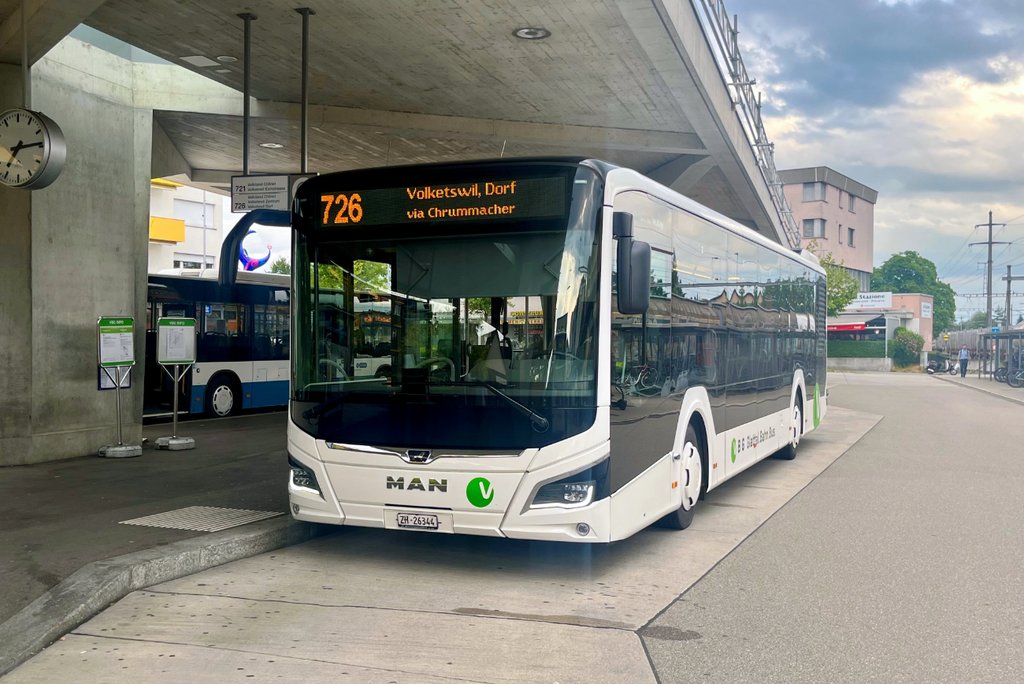 Im Gegensatz zu Schwerzenbach (im Bild) hat Volketswil keinen eigenen Bahnhof – und soll nach dem Willen der Zürcher Regierung auch weiterhin nur mit dem Bus erschlossen werden. (Foto: INFRAS)