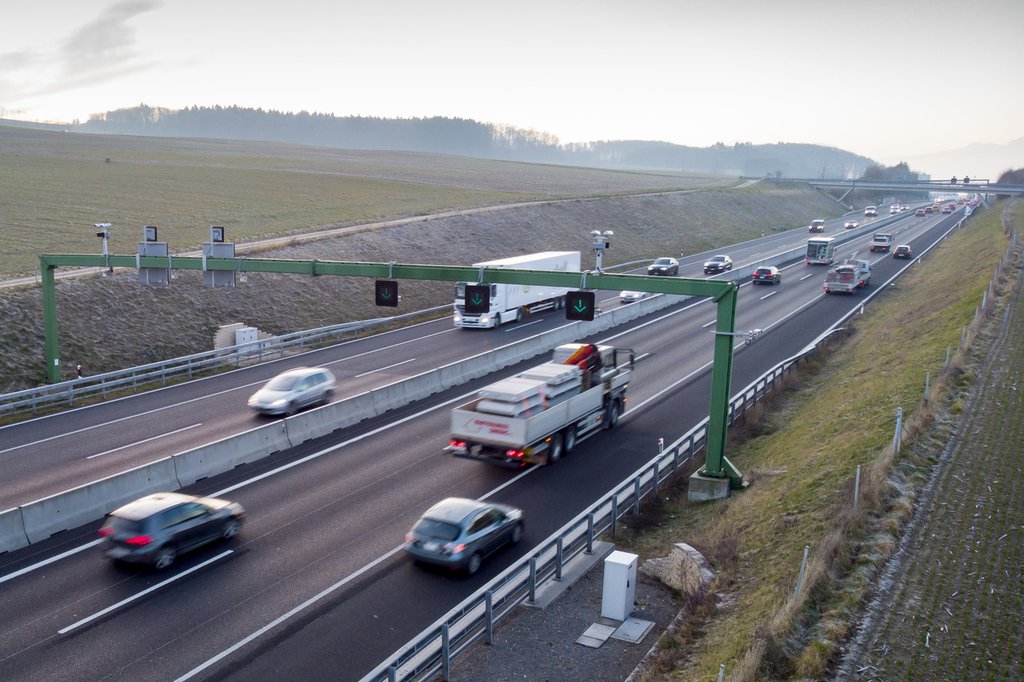 Verkehr auf der Autobahn A1: Verglichen mit 2005 sind die Stickoxidemissionen in der Schweiz im Jahr 2018 um fast 30 Prozent niedriger gewesen. (Foto: Keystone-SDA)