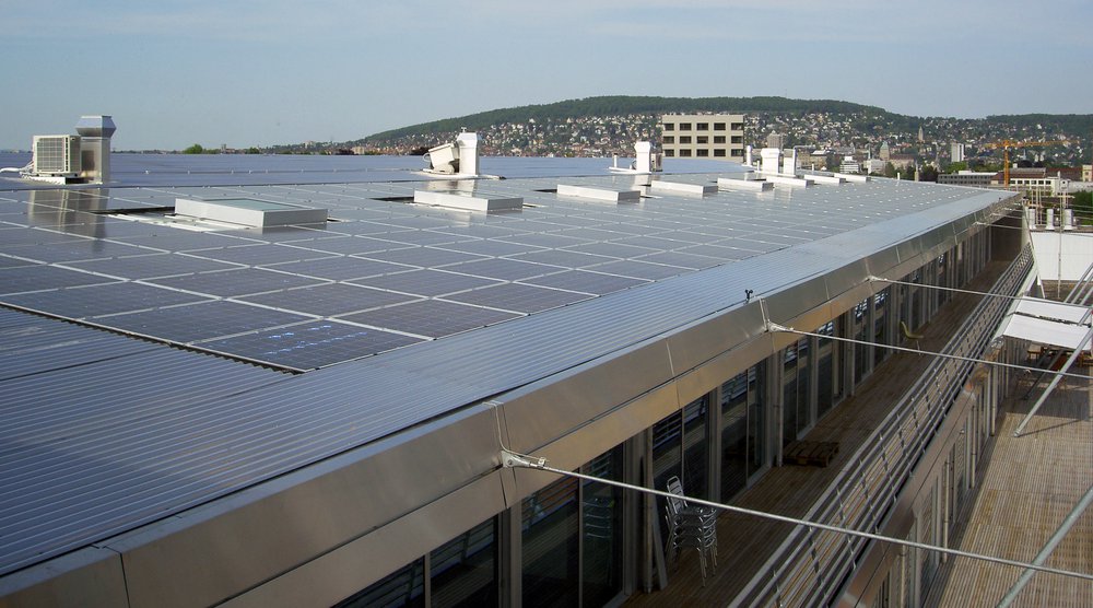 Blick auf die Solaranlage unseres Büros in Zürich. (Foto: INFRAS).