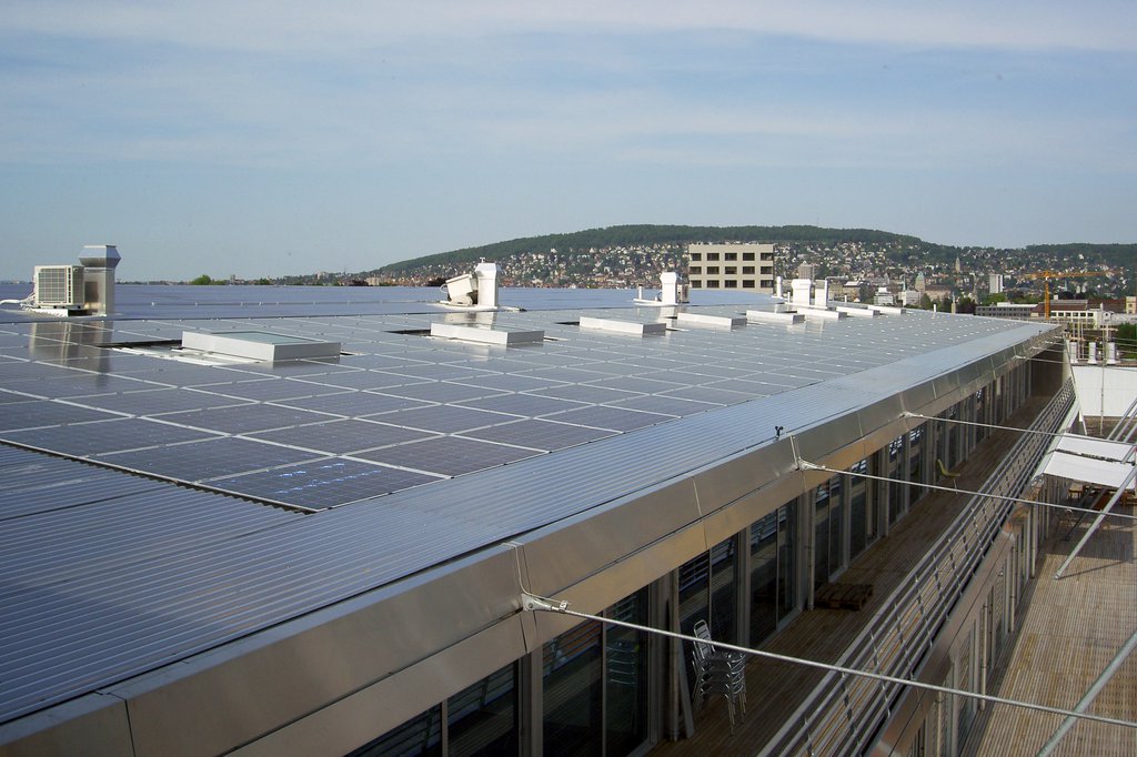 Blick auf die Solaranlage unseres Büros in Zürich. (Foto: INFRAS).