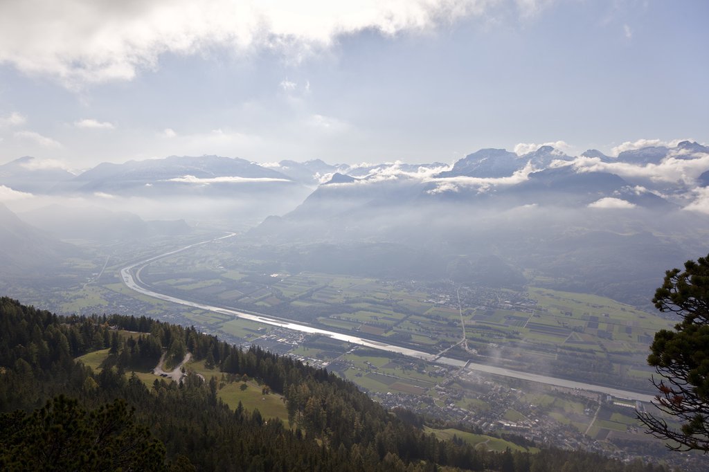 Blick vom Fürstensteig auf den Alpenrhein zwischen Sarganserland, Werdenberg und dem Fürstentum Liechtenstein. (Foto: Keystone-SDA/Arno Balzarini)