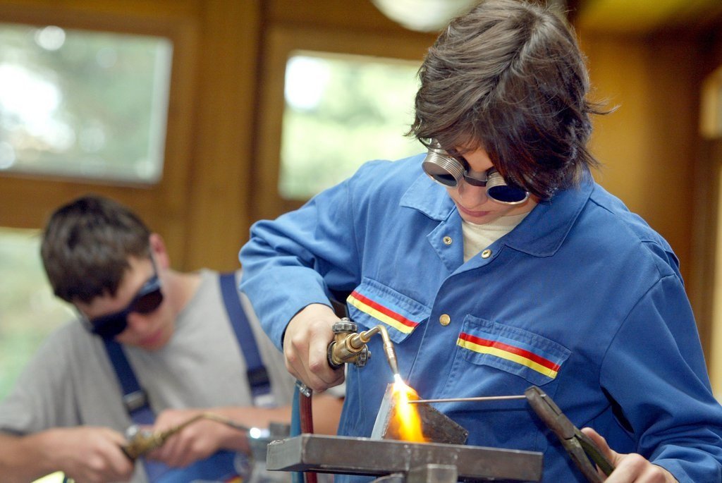 L’encadrement destiné aux jeunes est le plus efficace lorsqu’il est mis en place à un stade précoce de la formation professionnelle. (Photo: Keystone)