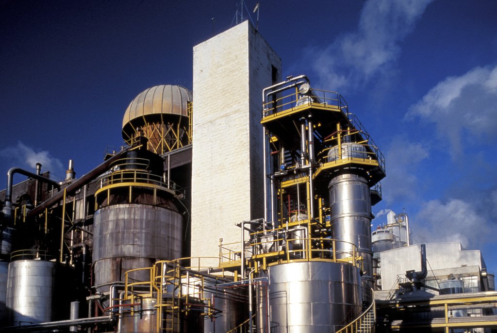 Die Ausnutzung des Rohstoffpotenzials für moderne Biotreibstoffe setzt erhebliche Investitionen in Produktionsanlagen voraus. (Foto: Keystone)