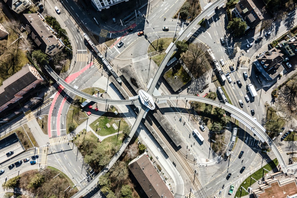 Markus Maibach: «Nur wer die verschiedenen Denkweisen verinnerlicht, kann die funktionalen, gesellschaftlichen, politischen, psychologischen Aspekte auffangen – gerade im Verkehr.» (Foto: Patrick Federi / Unsplash)