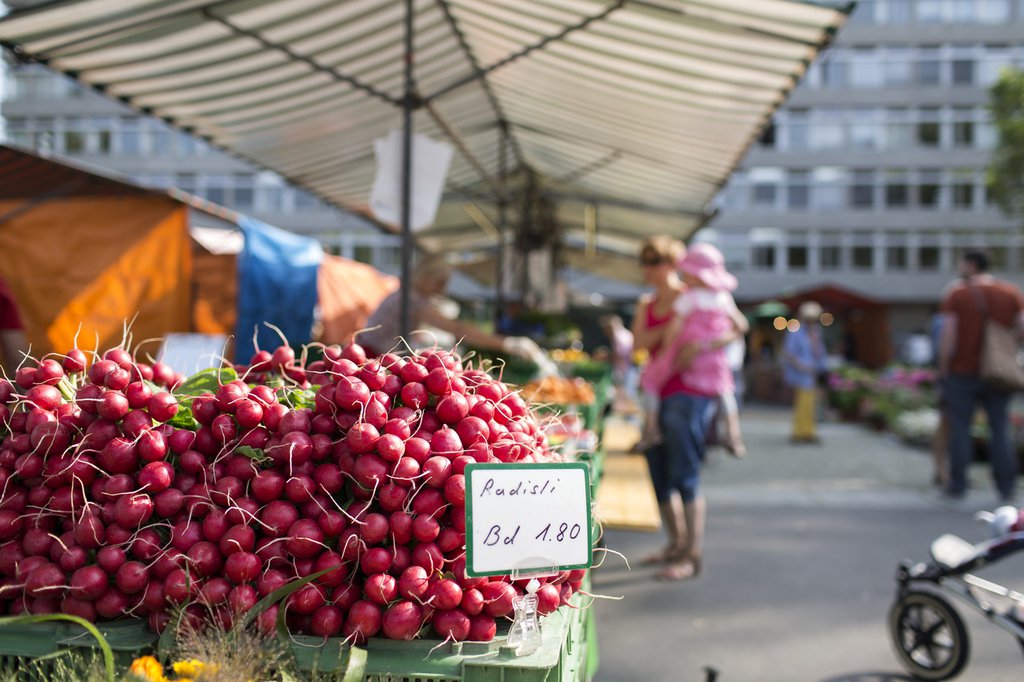 Ein Wochenmarkt in Zürich: Für die nachhaltige Entwicklung spielt der Konsum eine zentrale Rolle. (Foto: Keystone-SDA)