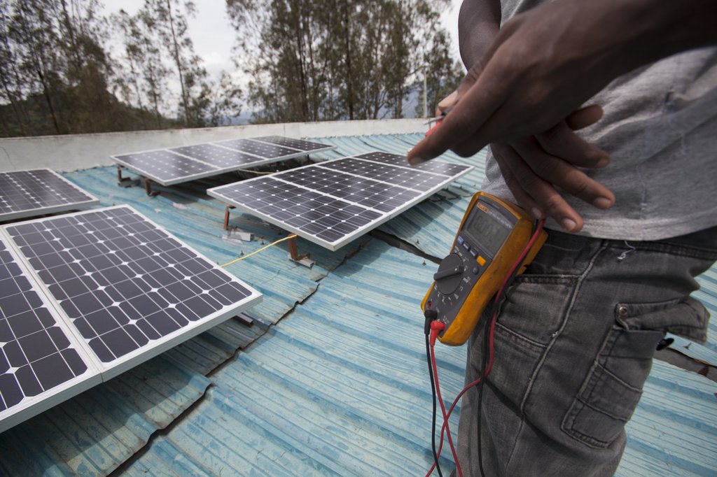 Um Treibhausgasemissionen zu kompensieren, kann beispielsweise auf Solarenergie gesetzt werden. Das Foto zeigt Solaranlagen in Ruanda. (Foto: Keystone-SDA).