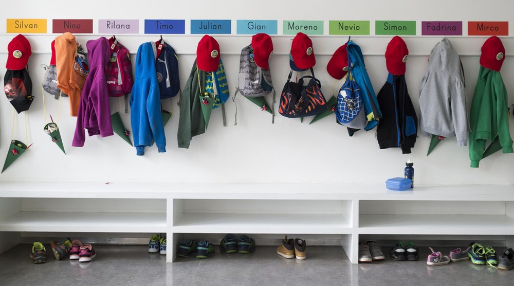 Bildungschancen kontinuierlich fördern, um Armut zu vermeiden: Eine Studie empfiehlt, Unterstützungsangebote für sozial benachteiligte Kinder, Jugendliche und Erwachsene in der Schweiz weiter auszubauen, besser zugänglich zu machen und – beispielsweise an der Schnittstelle zwischen dem Vorschulbereich und der Schule – stärker zu vernetzen. (Foto: Keystone)