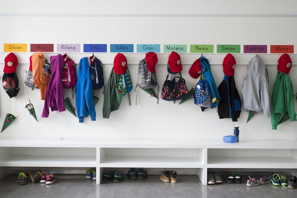 Bildungschancen kontinuierlich fördern, um Armut zu vermeiden: Eine Studie empfiehlt, Unterstützungsangebote für sozial benachteiligte Kinder, Jugendliche und Erwachsene in der Schweiz weiter auszubauen, besser zugänglich zu machen und – beispielsweise an der Schnittstelle zwischen dem Vorschulbereich und der Schule – stärker zu vernetzen. (Foto: Keystone)