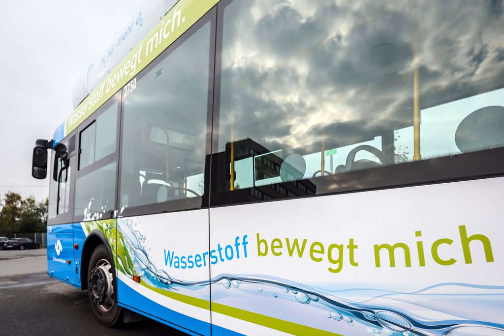 Sowohl Wasserstoffverbrenner als auch Brennstoffzellenbusse funktionieren mit Wasserstoff – beide haben Nachteile gegenüber den batterieelektrischen Bussen. (Foto: Keystone / Caro / Rupert Oberhäuser)