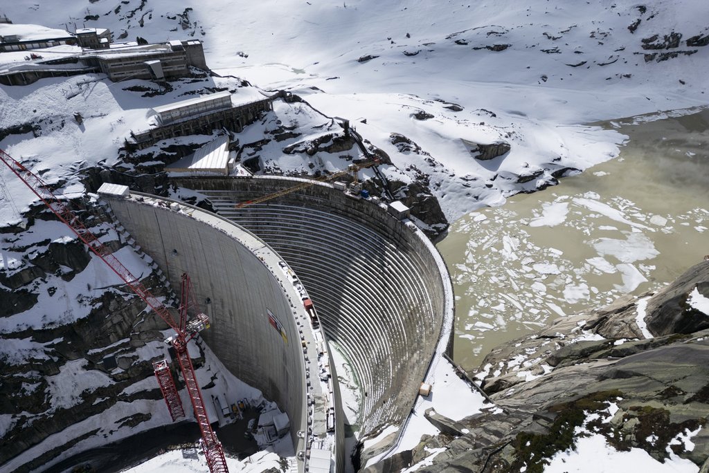Für die Strombranche stellen sich bei der Klimaberichterstattung besondere Herausforderungen - bei Stauseen sind das beispielsweise Methanemissionen durch Pegelstandsänderungen oder der Umgang mit Pumpenergie-Verlusten. (Foto: Keystone / Gaëtan Bally))