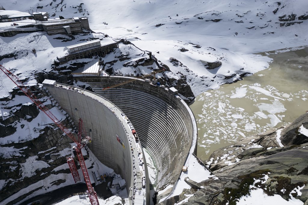 Für die Strombranche stellen sich bei der Klimaberichterstattung besondere Herausforderungen - bei Stauseen sind das beispielsweise Methanemissionen durch Pegelstandsänderungen oder der Umgang mit Pumpenergie-Verlusten. (Foto: Keystone / Gaëtan Bally))