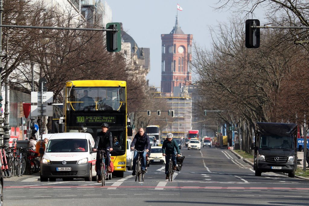 Fahrräder, Busse und Pkws teilen sich eine Strasse in Berlin. Die Studie bewertet Verkehrsmittel auch hinsichtlich der Fläche, die sie für sich beanspruchen. (Foto: Keystone-SDA)