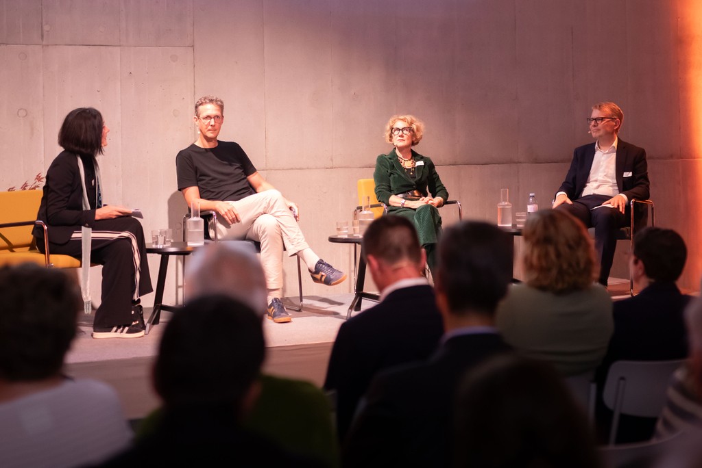 Die Paneldiskussion mit Moderatorin Karin Landolt, Michael Herrman, Corine Mauch und Jürg Füssler (von links). (Foto: Isabel Plana, INFRAS)