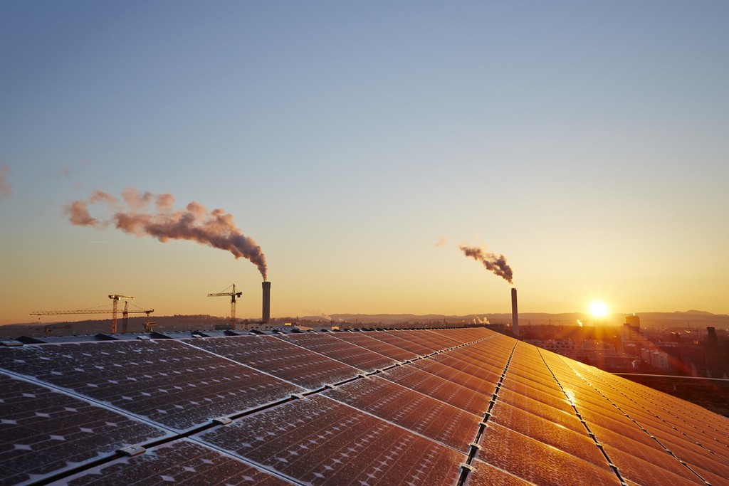 Solar panels on a Zurich roof: More energy-efficient buildings are one reason why the annual greenhouse gas emissions in Switzerland have gone down. (Photo: Keystone-SDA/C. Schnur)