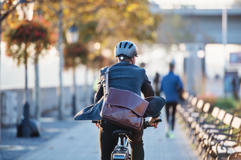 Ob E-Bikes, ÖV oder Parkplatzmanagement: Mögliche Massnahmen des Mobilitätsmanagements sind breit gefächert. (Foto: iStock / Halfpoint)