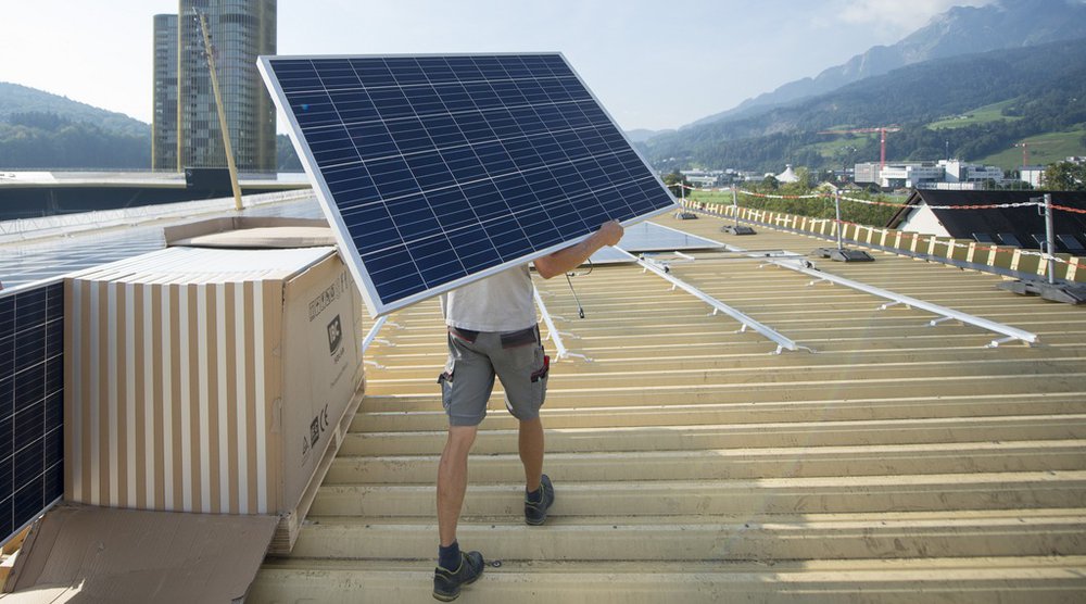 Was sind die Beiträge der Energieversorgungsunternehmen in der Schweiz zu mehr Energieeffizienz und erneuerbaren Energien? 97 Strom-, Wärme- und Gaslieferanten haben im Rahmen der aktuellen Erhebungsrunde am Benchmarking teilgenommen. (Foto: Keystone)