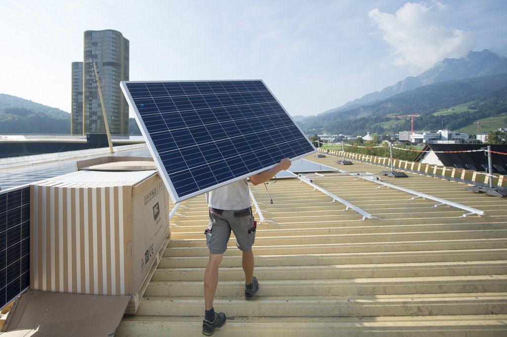 Was sind die Beiträge der Energieversorgungsunternehmen in der Schweiz zu mehr Energieeffizienz und erneuerbaren Energien? 97 Strom-, Wärme- und Gaslieferanten haben im Rahmen der aktuellen Erhebungsrunde am Benchmarking teilgenommen. (Foto: Keystone)
