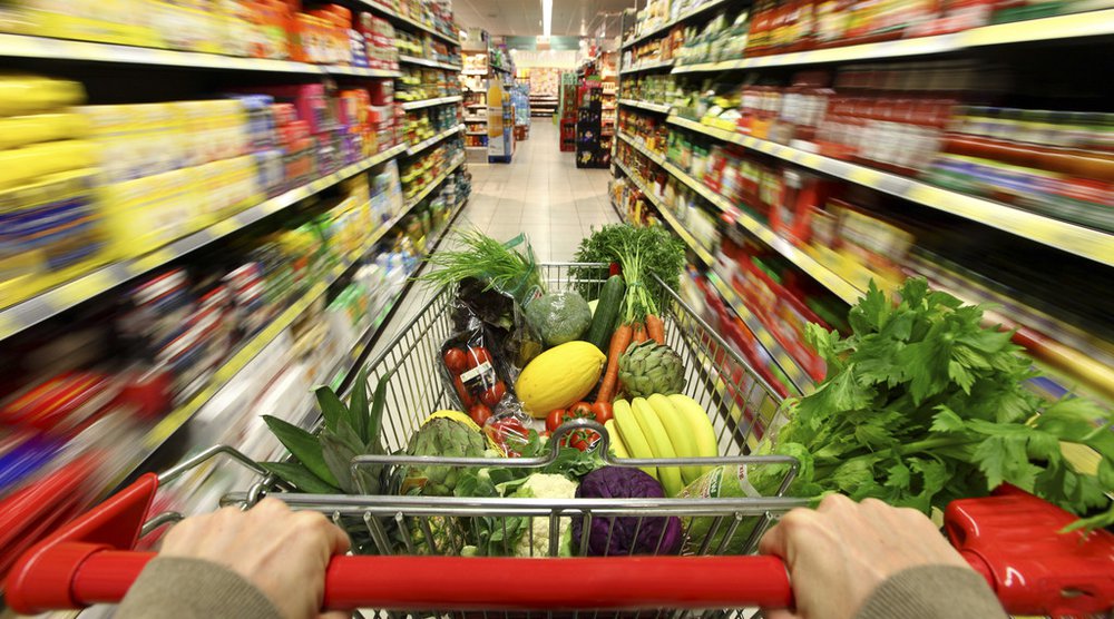 Ernährung, Wohnen und Mobilität sind für 80 Prozent der CO2-Emissionen des privaten Konsums verantwortlich. Umweltsiegel können VerbraucherInnen – etwa beim Einkaufen im Supermarkt – dabei unterstützen, Produkte mit ökologischem Mehrwert zu erkennen. (Foto: Keystone)