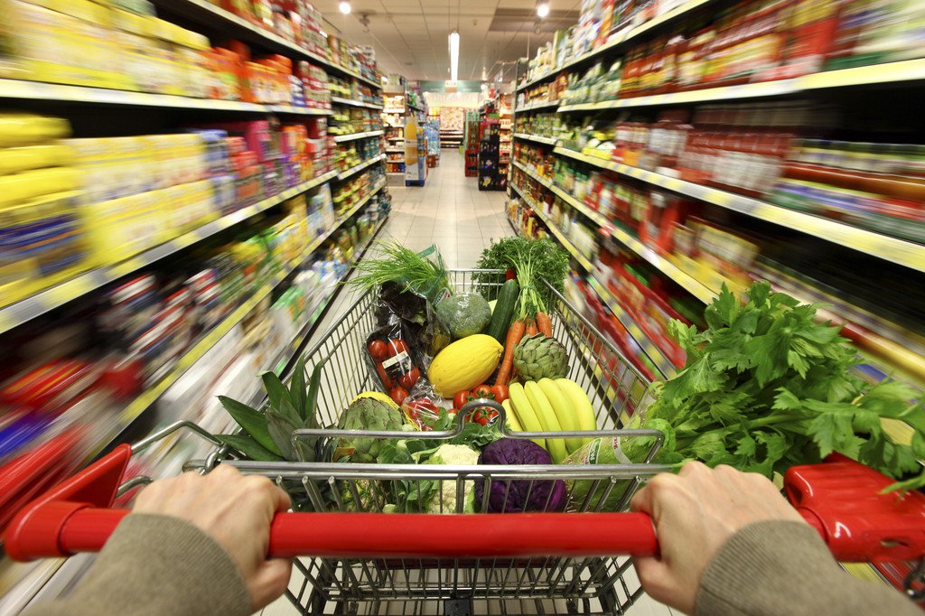Ernährung, Wohnen und Mobilität sind für 80 Prozent der CO2-Emissionen des privaten Konsums verantwortlich. Umweltsiegel können VerbraucherInnen – etwa beim Einkaufen im Supermarkt – dabei unterstützen, Produkte mit ökologischem Mehrwert zu erkennen. (Foto: Keystone)