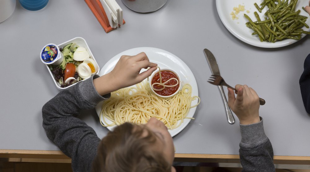 Standard- oder Spezialmobiliar? Welche Tische eignen sich für die wachsende Nachfrage nach Verpflegungsangeboten in den Schulen der Stadt Zürich besser? (Foto: Keystone)