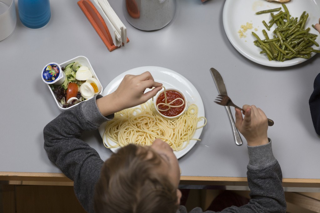 Standard- oder Spezialmobiliar? Welche Tische eignen sich für die wachsende Nachfrage nach Verpflegungsangeboten in den Schulen der Stadt Zürich besser? (Foto: Keystone)