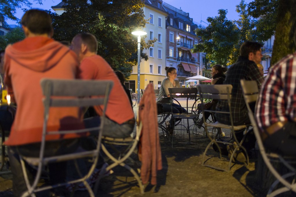 Restaurantgäste an einem Sommerabend in Zürich: Der Leitfaden gibt unter anderem vor, dass Stühle und Tische einfach verschiebbar sein müssen, damit sich die Feuerwehr im Brandfall schnell Zugang verschaffen kann. (Foto: Keystone-SDA)