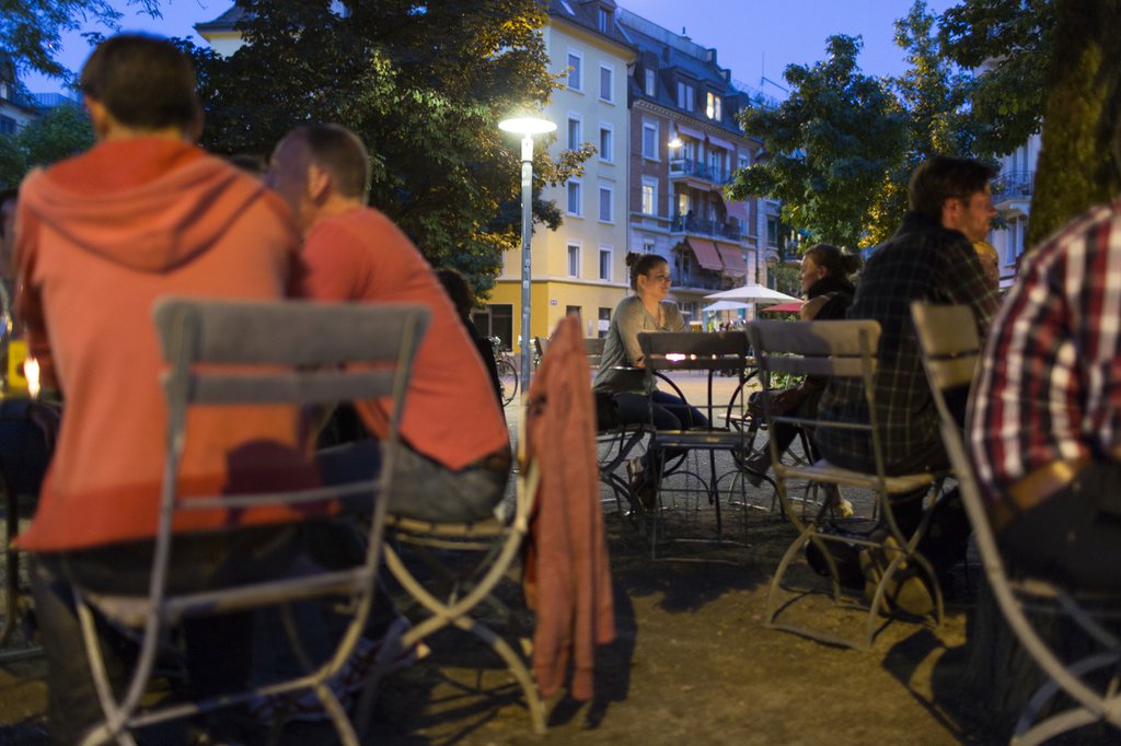 Restaurantgäste an einem Sommerabend in Zürich: Der Leitfaden gibt unter anderem vor, dass Stühle und Tische einfach verschiebbar sein müssen, damit sich die Feuerwehr im Brandfall schnell Zugang verschaffen kann. (Foto: Keystone-SDA)