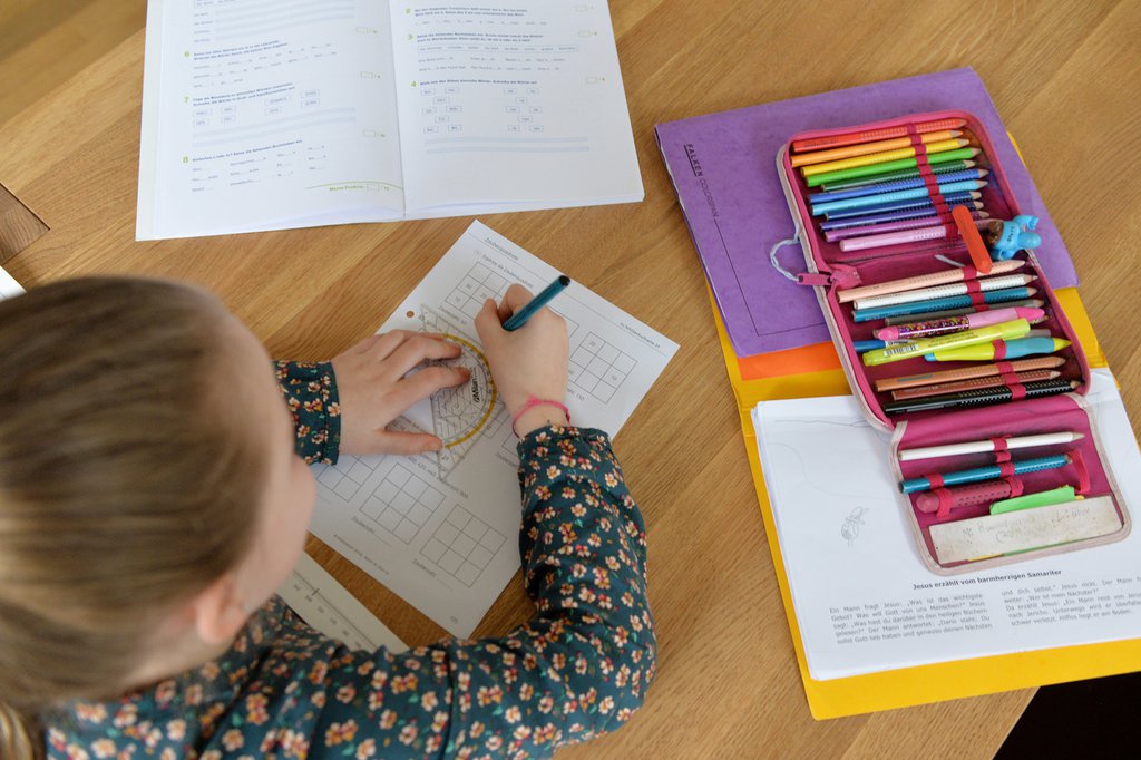 Schülerin macht Hausaufgaben: Neben Verpflegungs- und Freizeitangeboten bieten die Tagesschulen in Luzern auch Hausaufgabenbetreuung an. (Foto: Keystone-SDA)
