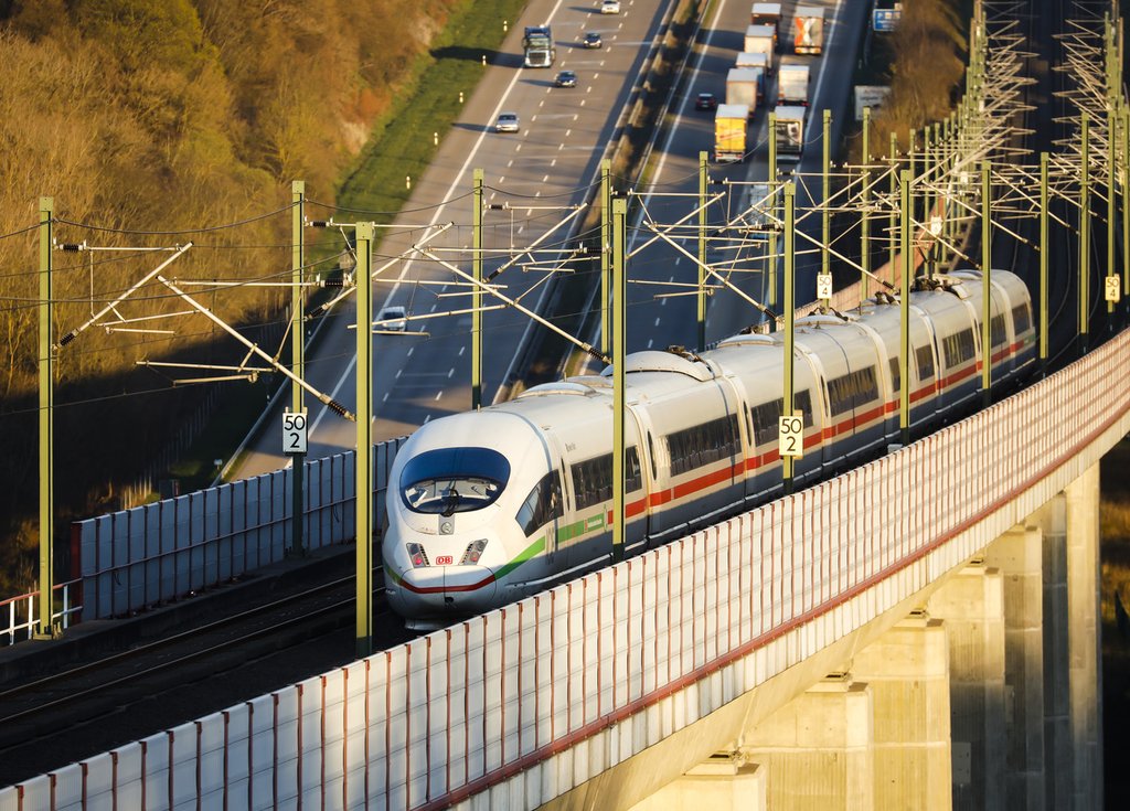 Lieber mit dem Auto unterwegs: die Bahn ist in Deutschland auch bei längeren Strecken tendenziell zweite Wahl. (Foto: Keystone-SDA / Mauritius Images, Rupert Oberhauser)