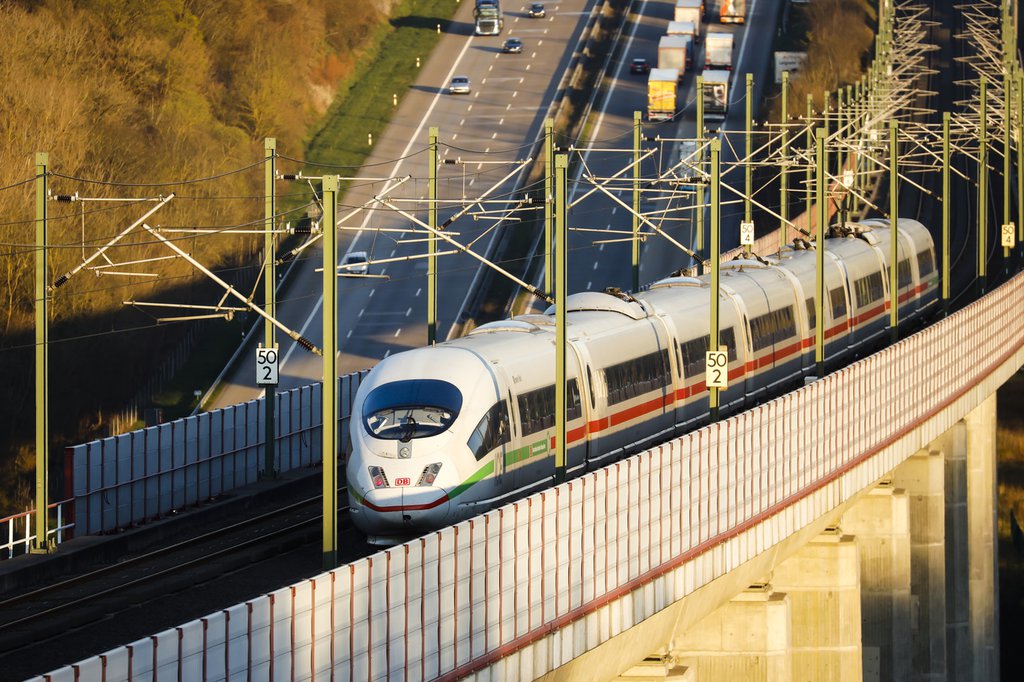 Preferring to travel by car: the train tends to be the second choice in Germany, even for longer distances. (Foto: Keystone-SDA / Mauritius Images, Rupert Oberhauser)