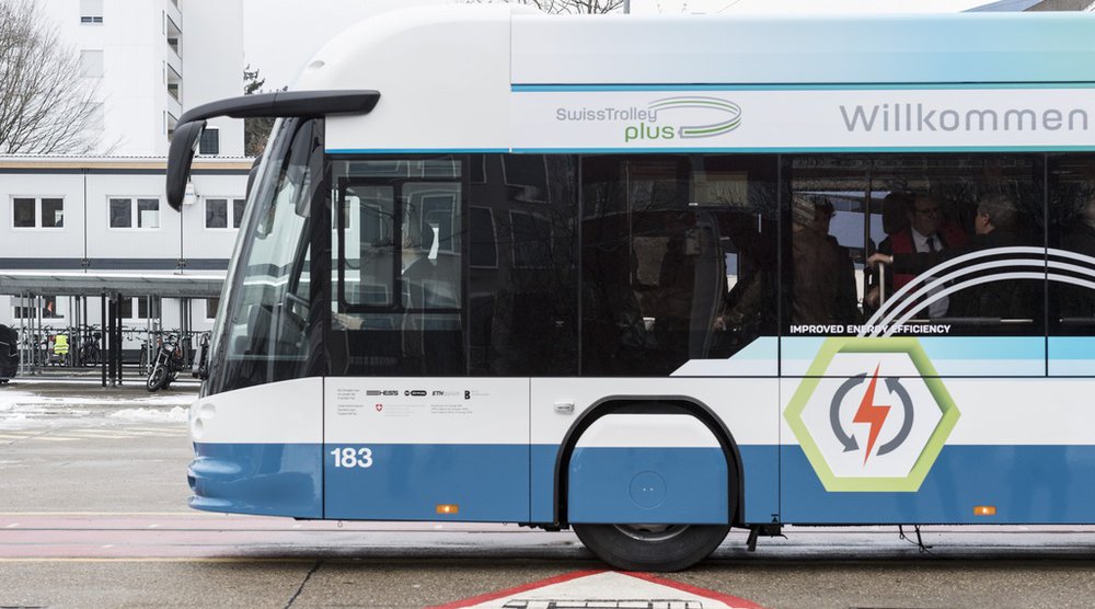 Innovative Energietechnologien wie den «Swiss Trolley plus» schneller realisieren und stärken: Über 130 Projekte hat das P+D+L-Programm seit 2013 mit diesem Ziel unterstützt. (Foto: Keystone/Ennio Leanza)