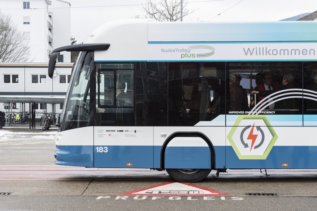 Innovative Energietechnologien wie den «Swiss Trolley plus» schneller realisieren und stärken: Über 130 Projekte hat das P+D+L-Programm seit 2013 mit diesem Ziel unterstützt. (Foto: Keystone/Ennio Leanza)