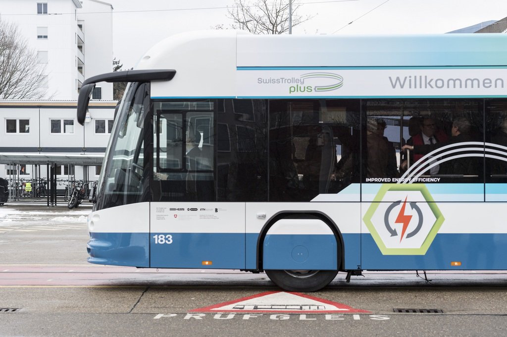 Innovative Energietechnologien wie den «Swiss Trolley plus» schneller realisieren und stärken: Über 130 Projekte hat das P+D+L-Programm seit 2013 mit diesem Ziel unterstützt. (Foto: Keystone/Ennio Leanza)