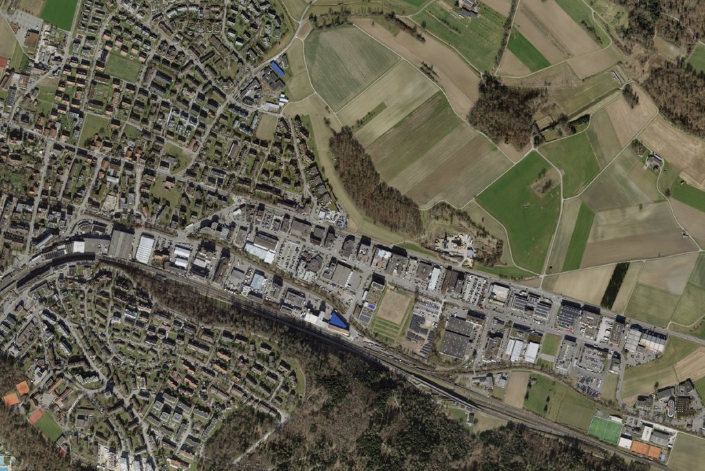 Heute Industrie und Gewerbe – bald ein urbaner Stadtteil? Blick auf Kloten und das Gebiet Steinacker (rechte Bildhälfte). (Bild: Swisstopo)