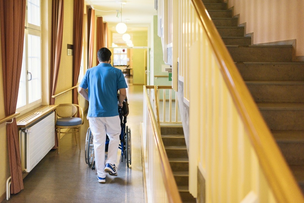 Wie wurde Neuordnung der Pflegefinanzierung umgesetzt und was hat sie bewirkt? Die Evaluation zieht Bilanz. (Foto: Keystone)