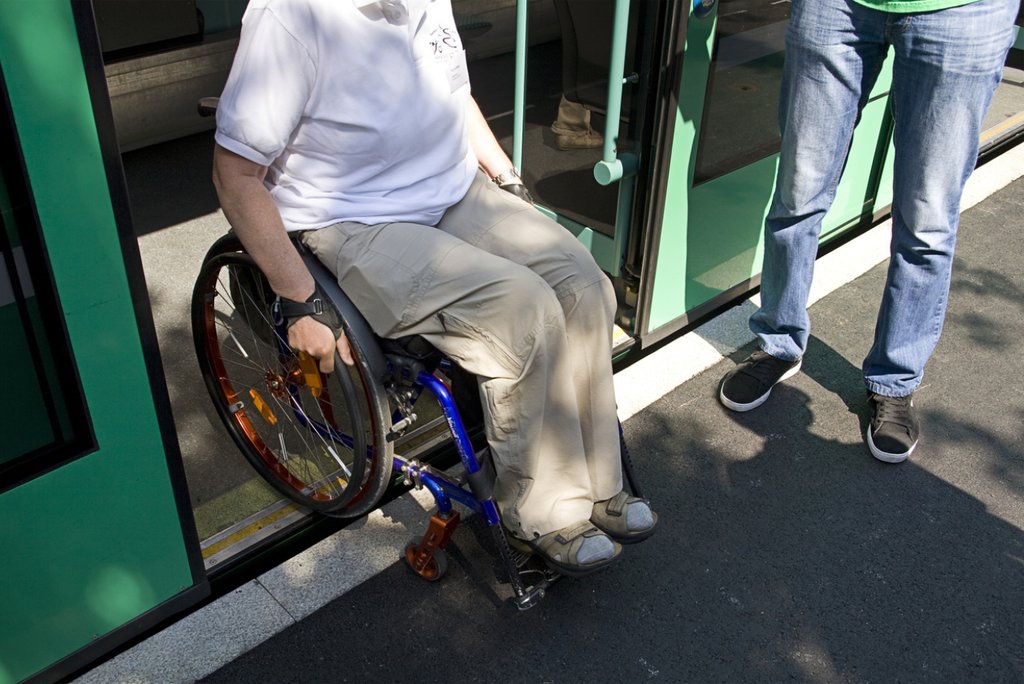 Beispiel Mobilität: Hier werden Menschen mit Behinderungen und ihre Organisationen bei Planungs- und Projektprozessen einbezogen. (Foto: Keystone / Branko de Lang)