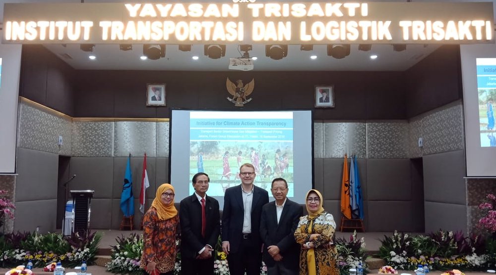 Ergebnispräsentation in Jakarta: Von links nach rechts: eine Vertreterin der Energieeffizienz-Agentur; Tjuk Sukardiman, Rektor des Institute of Transportation and Logistics Trisakti Universität; INFRAS-Geschäftsleiter Jürg Füssler; der Director General of Land Transportation, Ministry of Transportation Indonesien und Elly Sinaga, Projektleiterin des lokalen Teams. (Foto: Privat).