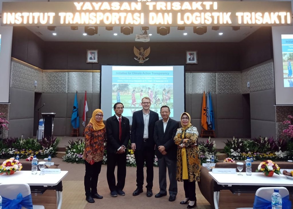 Presentation of findings in Jakarta: l-r: a representative of the energy efficiency agency; Tjuk Sukardiman, Rector of the Institute of Transportation and Logistics, Trisakti University; INFRAS Managing Partner Jürg Füssler; the Director General of Land Transportation, Ministry of Transportation, Indonesia; and Elly Sinaga, Project Manager for the local team. (Photo: private source).