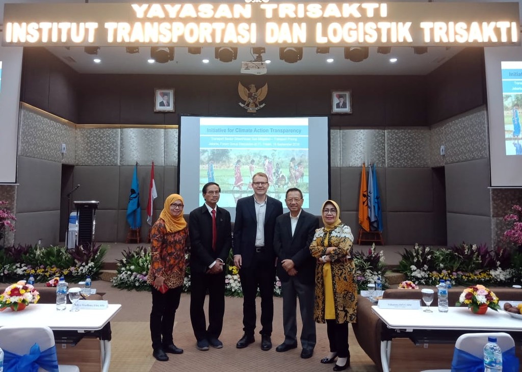 Ergebnispräsentation in Jakarta: Von links nach rechts: eine Vertreterin der Energieeffizienz-Agentur; Tjuk Sukardiman, Rektor des Institute of Transportation and Logistics Trisakti Universität; INFRAS-Geschäftsleiter Jürg Füssler; der Director General of Land Transportation, Ministry of Transportation Indonesien und Elly Sinaga, Projektleiterin des lokalen Teams. (Foto: Privat).