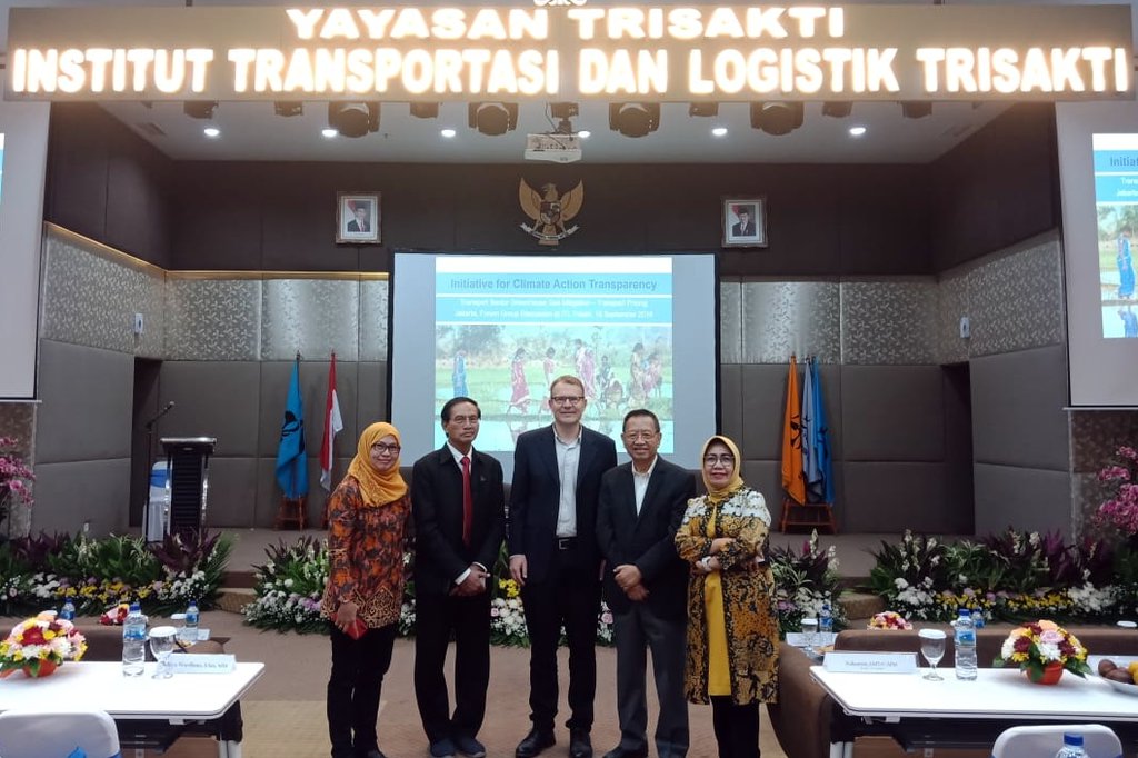 Ergebnispräsentation in Jakarta: Von links nach rechts: eine Vertreterin der Energieeffizienz-Agentur; Tjuk Sukardiman, Rektor des Institute of Transportation and Logistics Trisakti Universität; INFRAS-Geschäftsleiter Jürg Füssler; der Director General of Land Transportation, Ministry of Transportation Indonesien und Elly Sinaga, Projektleiterin des lokalen Teams. (Foto: Privat).