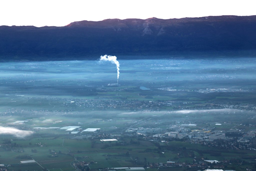 Kehrrichtverbrennungsanlage bei Genf: Beispielsweise die Abfallverbrennung verursacht schwer vermeidbare Emissionen – in der Schweiz wird im Kanton Glarus die Integration einer CCS-Anlage bereits heute geprüft. (Foto: Keystone /Stephan Torre / Symbolbild)