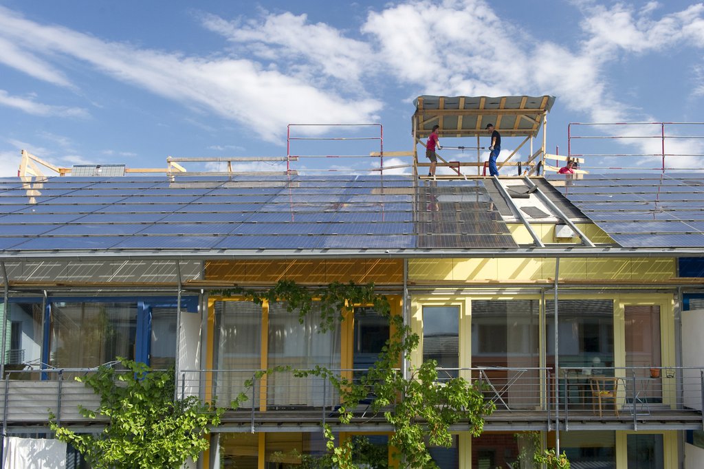 Installing solar panels, planting on facades: two examples of measures for decarbonizing buildings. (Photo: Keystone-SDA).