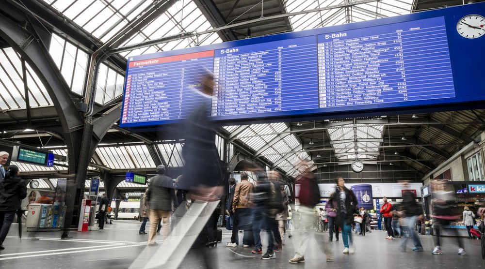 Hohe Pünktlichkeit und ausgezeichnete Angebotsdichte: Der Ländervergleich bescheinigt dem öffentlichen Verkehr in der Schweiz ein sehr gutes Preis-Leistungsverhältnis. (Foto: Keystone)