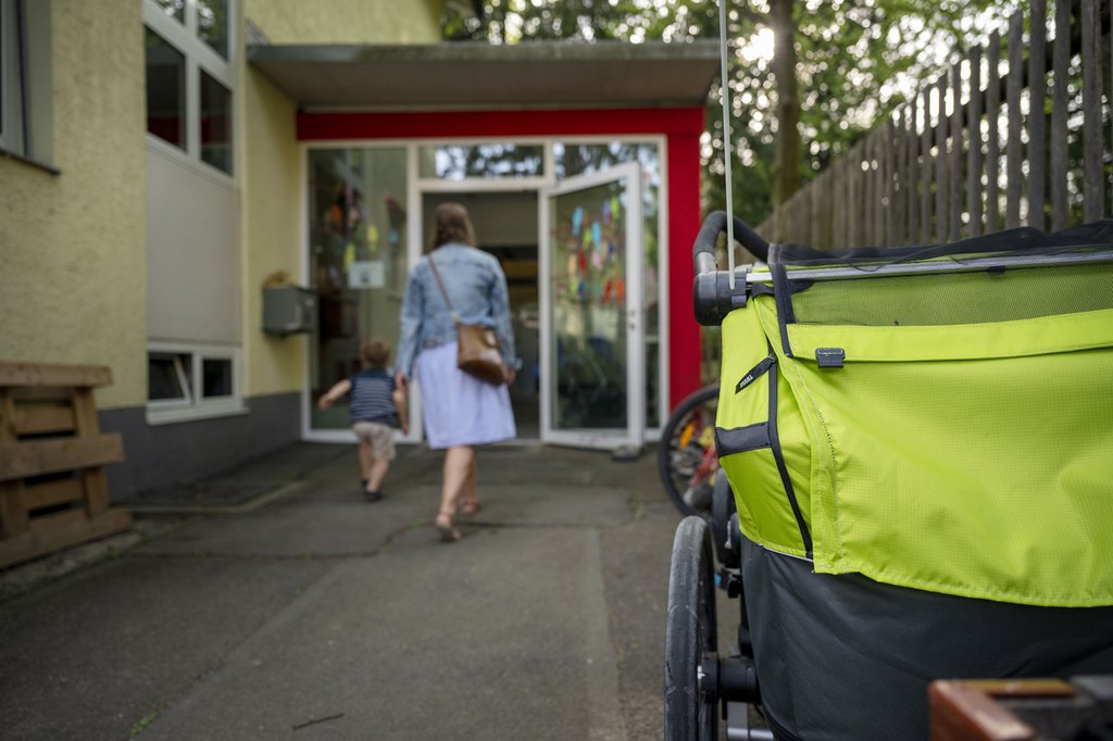 Trotz Bundesfinanzhilfen greifen Eltern in vielen Gemeinden und Kantonen in der Schweiz bei der Kinderbetreuung nach wie vor vergleichsweise tief in die Tasche. (Foto: Keystone-SDA)