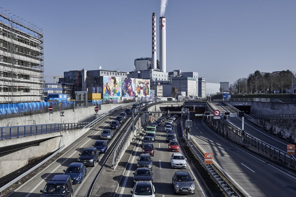 Unterschiedliche Entwicklungen je nach Sektor: Die Treibhausgasemissionen des Verkehrs verzeichnen einen weniger starken Rückgang z.B. diejenigen der Industrie. (Keystone / laif / Max Galli)