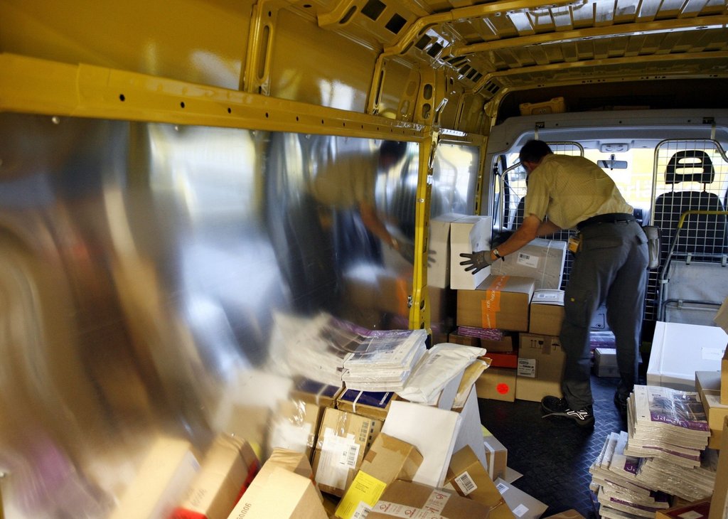 Der Verkehr mit Lieferwagen ist eines der am schnellsten wachsenden Segmente im Strassenverkehr. Dazu gehören auch die vielen Paketsendungen, die durch den stark zunehmenden Online-Handel entstehen. (Foto: Keystone-SDA)