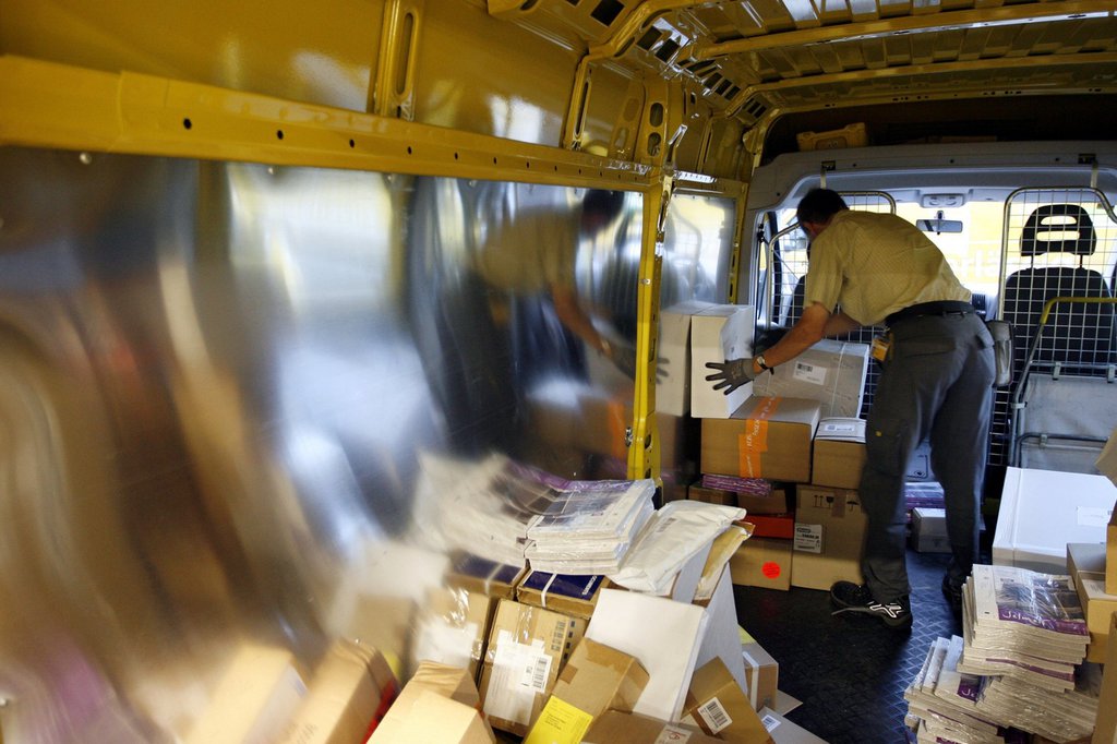 Der Verkehr mit Lieferwagen ist eines der am schnellsten wachsenden Segmente im Strassenverkehr. Dazu gehören auch die vielen Paketsendungen, die durch den stark zunehmenden Online-Handel entstehen. (Foto: Keystone-SDA)