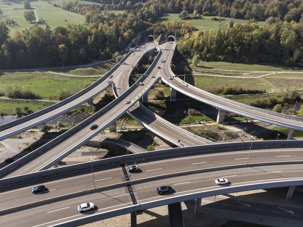Die Strasseninfrastrukturrechnung stellt die Einnahmen aus dem motorisierten Strassenverkehr den Ausgaben und Kosten gegenüber, die für den Bau, die Erhaltung und den Betrieb der Strasseninfrastruktur anfallen. (Foto: Keystone-SDA)
